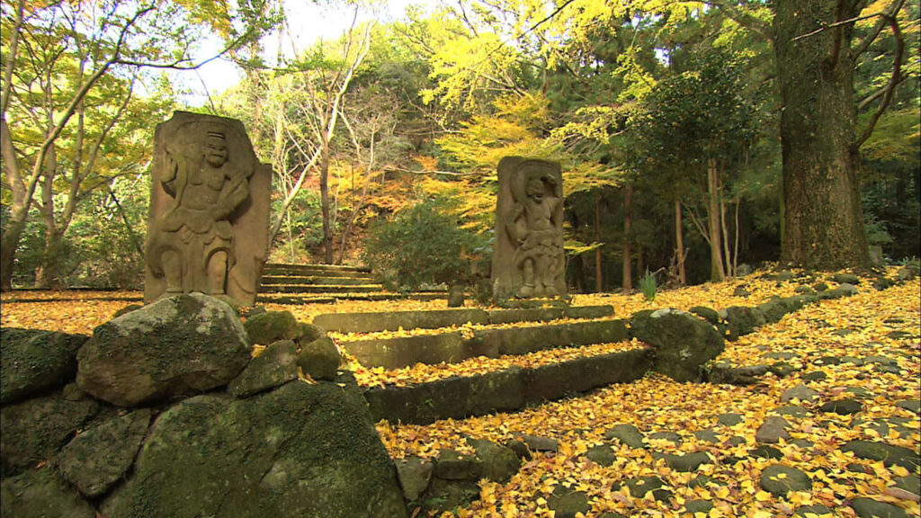 旧千燈寺跡の左右の岩に彫られた仁王像を別角度から見た風景