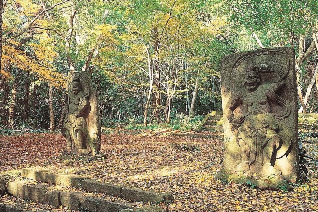 旧千燈寺跡の岩肌に刻まれた半肉彫りの仁王像の石仏