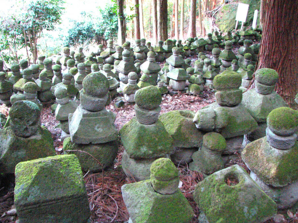旧千燈寺跡の山中に並ぶ五輪塔群と静寂に包まれた歴史的景観