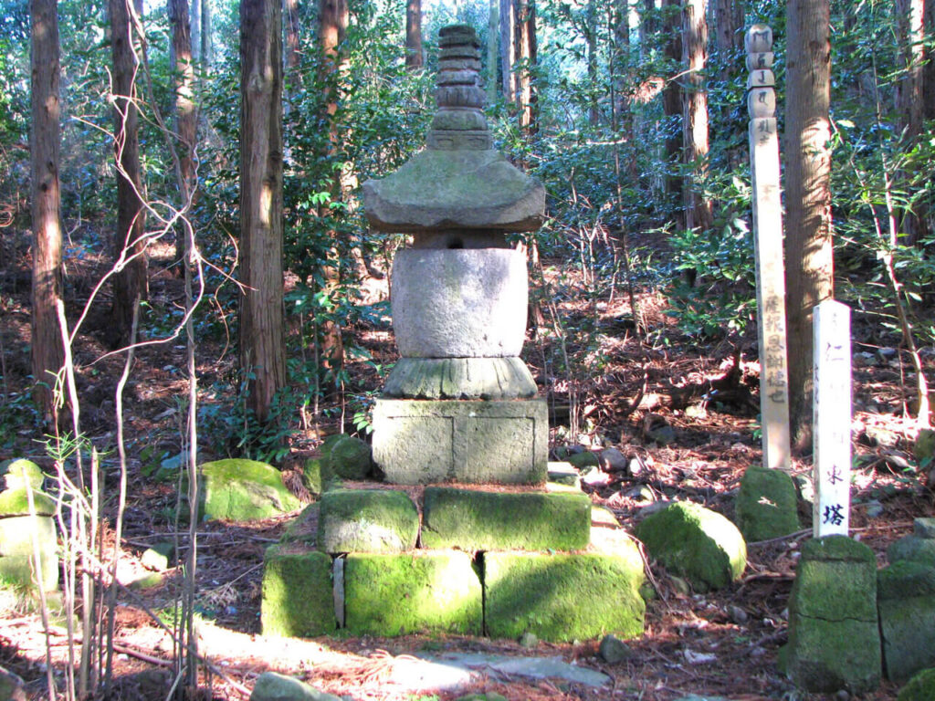 旧千燈寺跡に残る灯籠と静かな歴史を感じるスポット