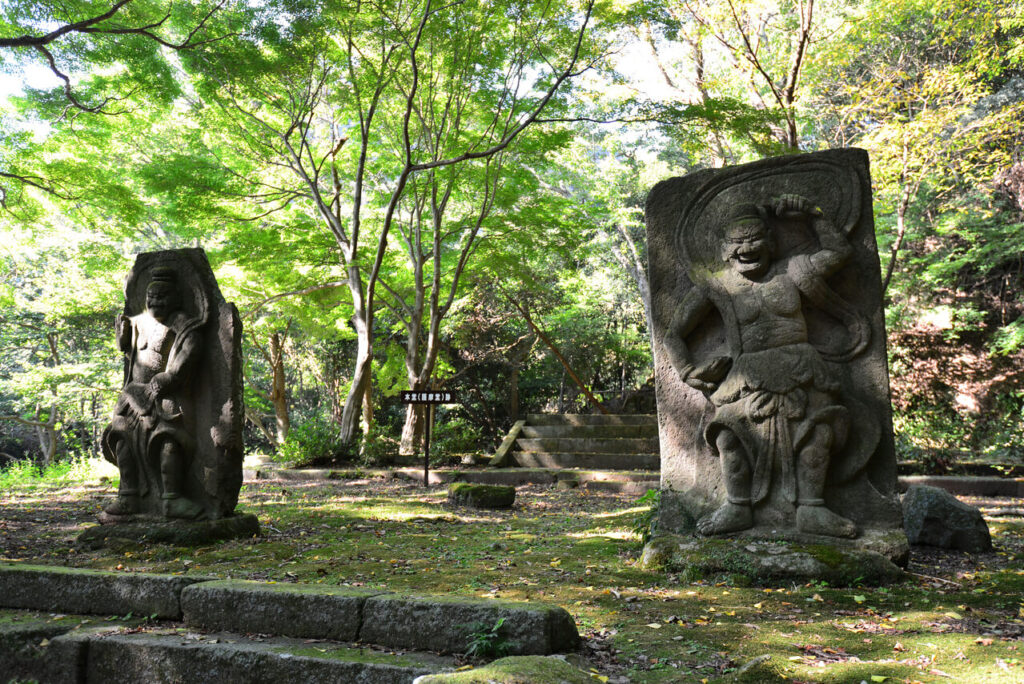 旧千燈寺跡の岩に刻まれた仁王像の石仏 六郷満山の歴史遺産