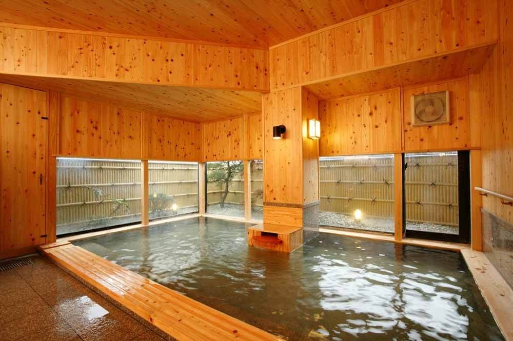 真玉温泉の内湯でゆったり過ごす日帰り温泉施設の様子