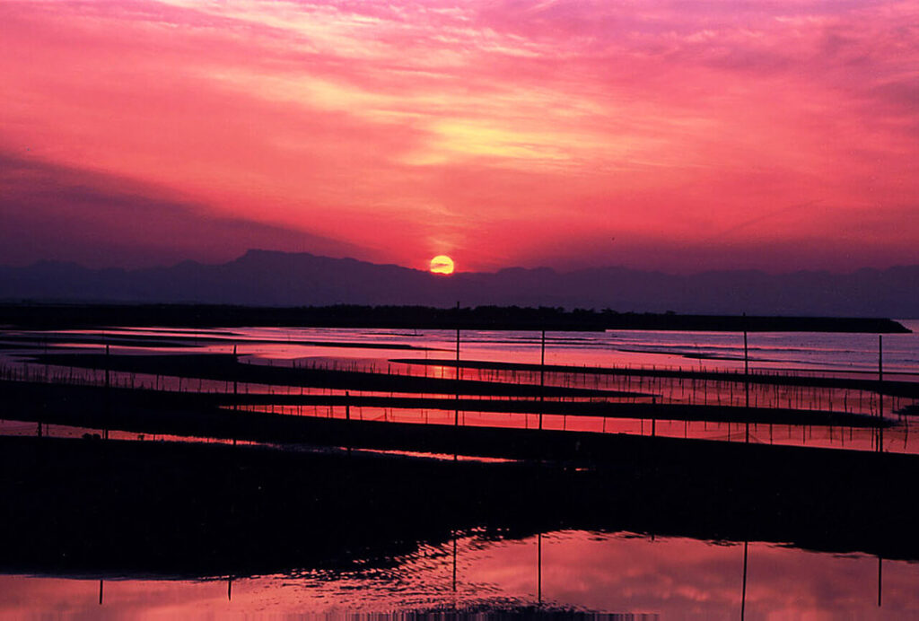 大分県豊後高田市の真玉海岸。日本夕陽百選に選ばれた真っ赤な夕景