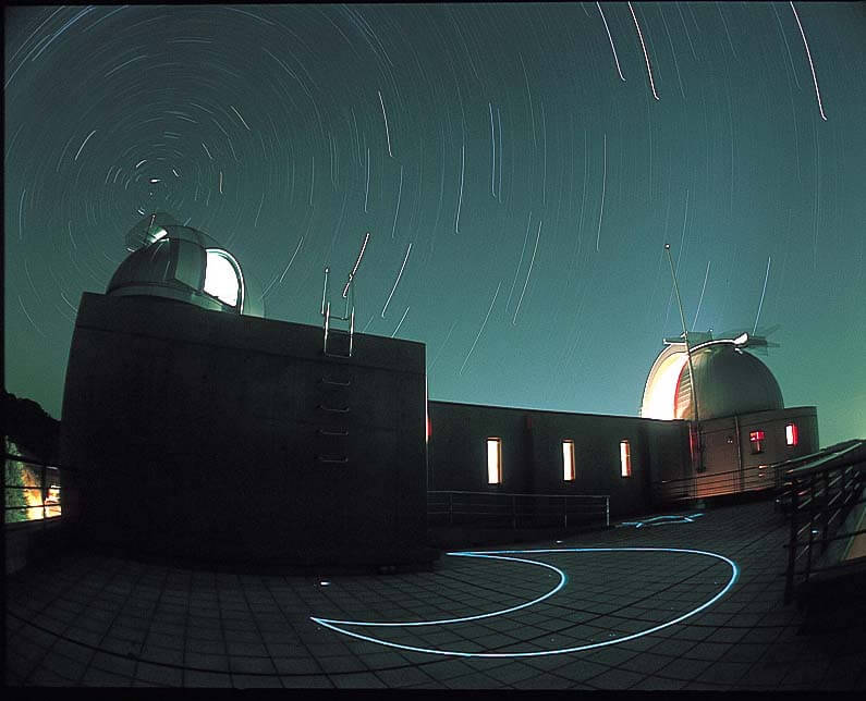 梅園の里・天球館の外観(夜)|国東市の天文施設と三浦梅園の天文学