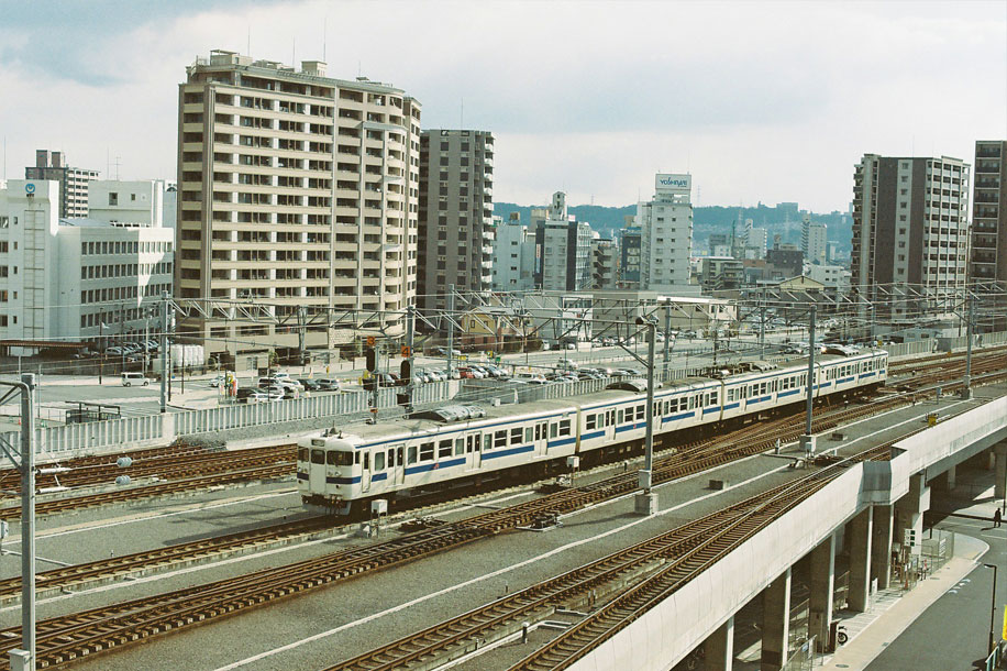 大分駅周辺を上空から捉えた風景、電車と高層ビルが並ぶ都市の発展を象徴する画像