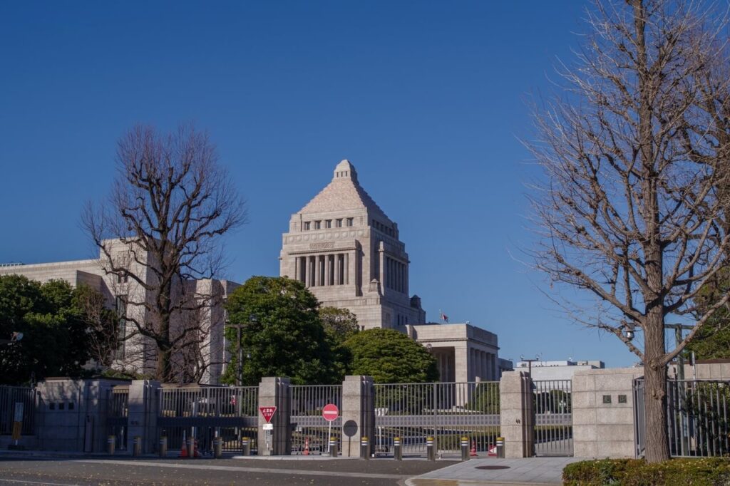 国会議事堂の外観と第23代内閣総理大臣に就任した清浦奎吾の政治的転機を表すイメージ
