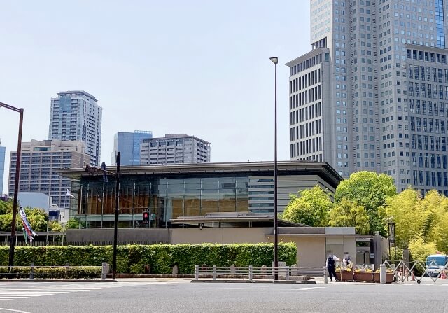 総理官邸の外観、日本の行政の中枢を示す建物のイメージ
