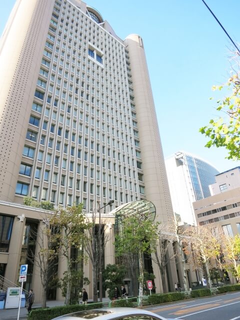 明治大学キャンパスの外観、学生時代と苦学の背景を象徴する建物のイメージ