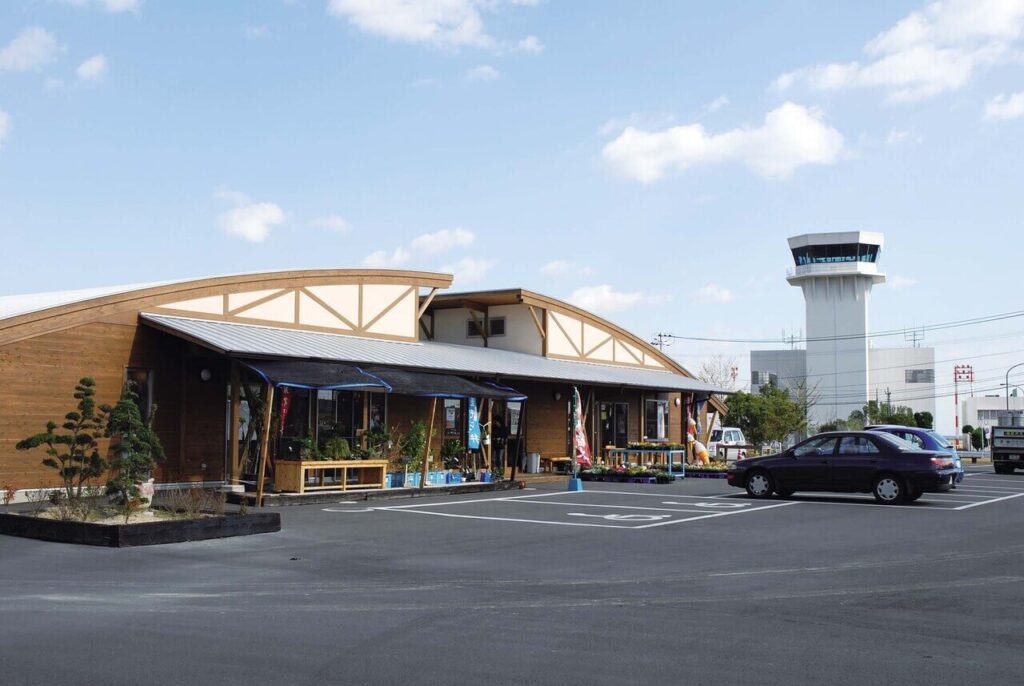大分空港近くの里の駅 むさし の外観と地元特産品の販売施設