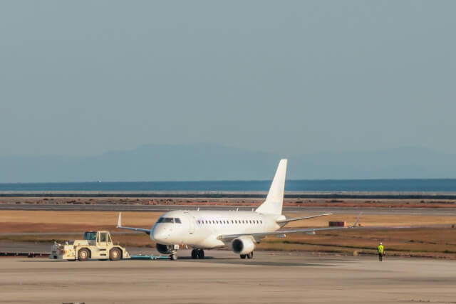 日本航空 の旅客機が駐機する大分空港の様子