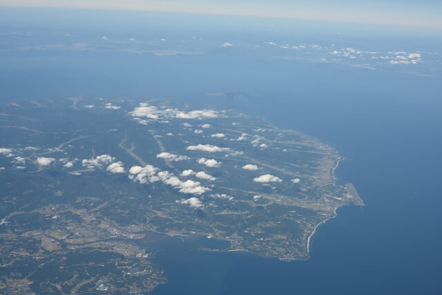 飛行機から見た国東半島の海と山の広がる風景 大分空港周辺