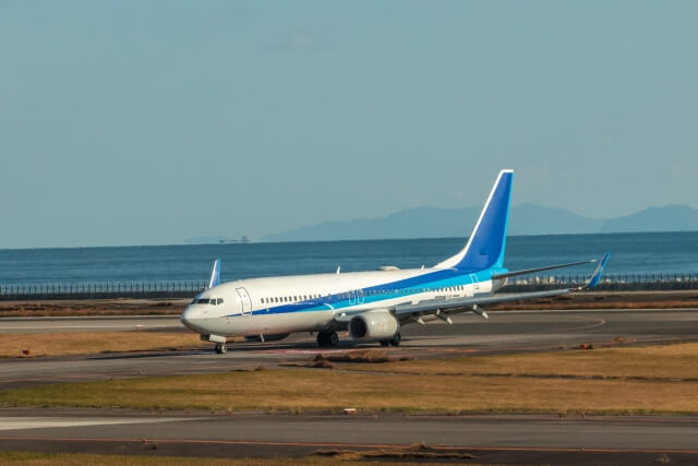 全日本空輸 の旅客機が離着陸する大分空港の風景