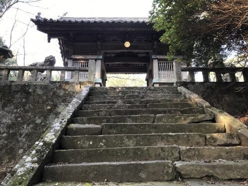 大分県国東市・桜本宮社の参道入口、石段階段から続く歴史ある神社風景