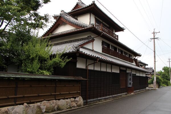 国東市国見町にある涛音寮の外観と明治時代に建てられた木造3階建て建物