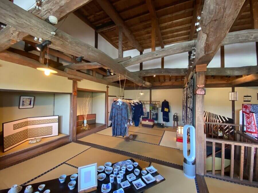 涛音寮の館内に並ぶ表装作品や食器、アート作品が展示されたギャラリー空間