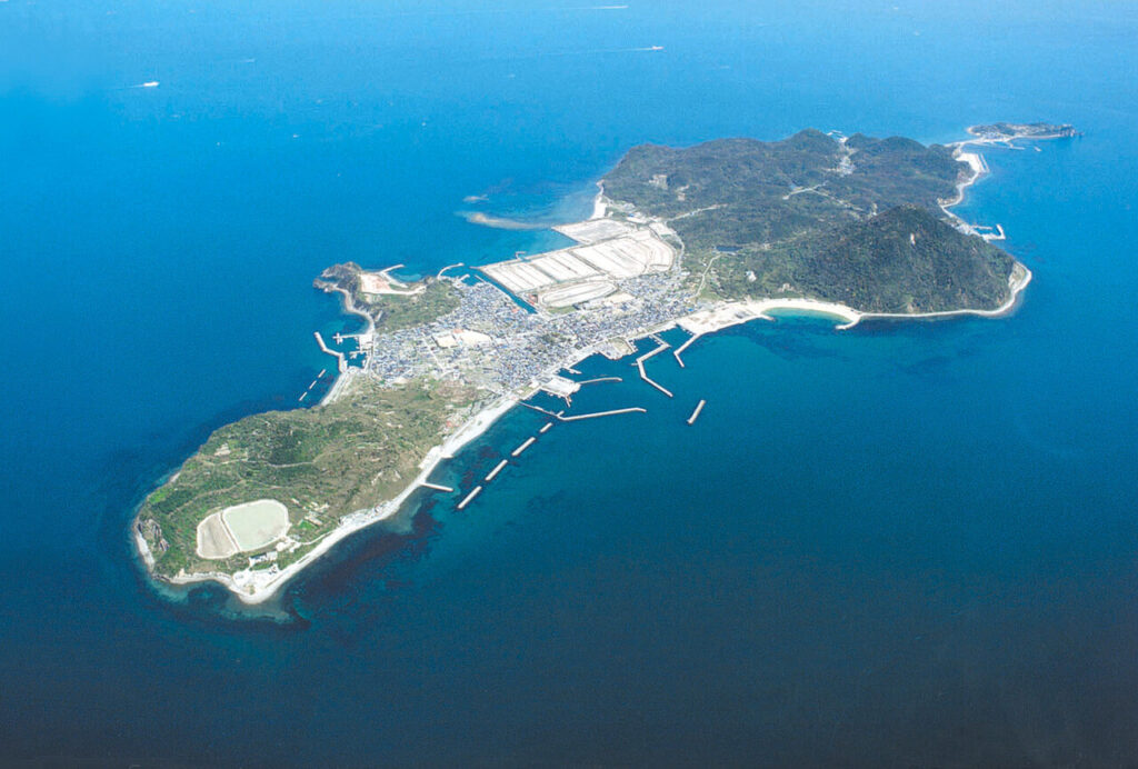大分県姫島の全景を上空から撮影した離島の自然豊かな風景