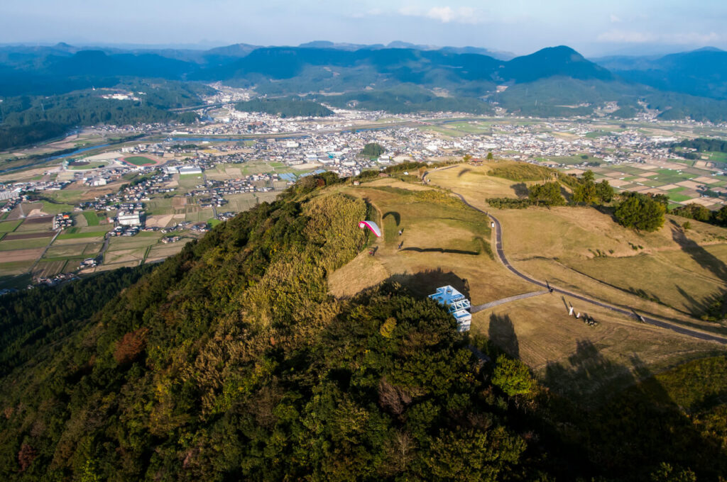 大分県玖珠郡の自然豊かな風景、地方の静かな町並みを感じさせる景観