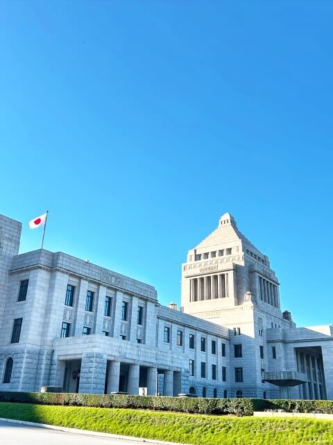 国会議事堂の外観を縦構図で捉えた写真、日本の政治の象徴的建物