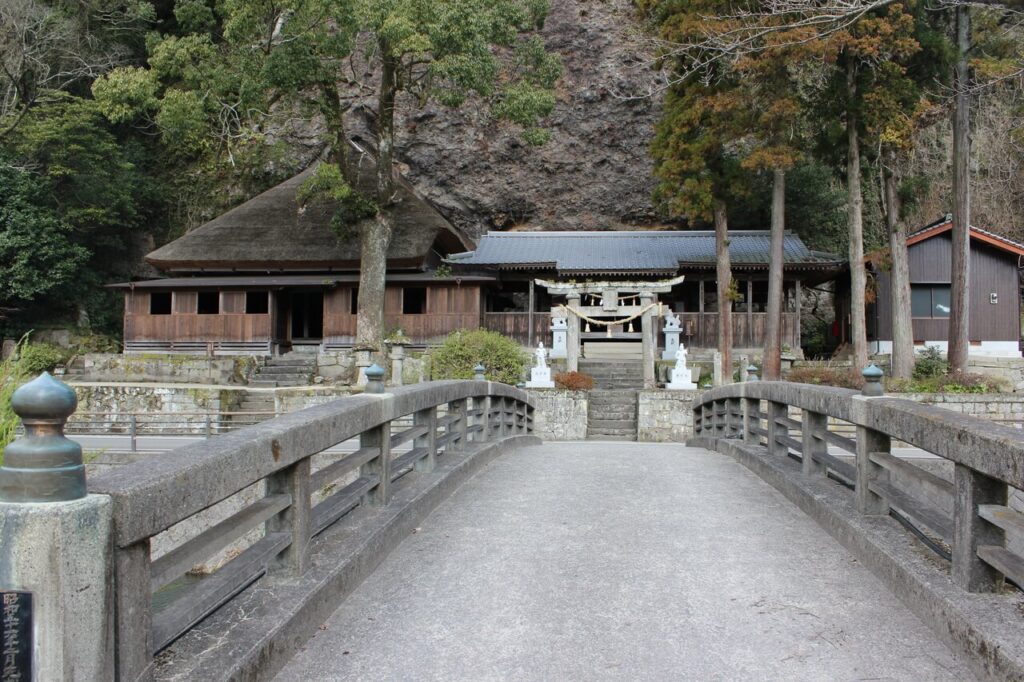 天念寺の橋越しに鳥居と本堂と岩山が見える風景 六郷満山の古刹