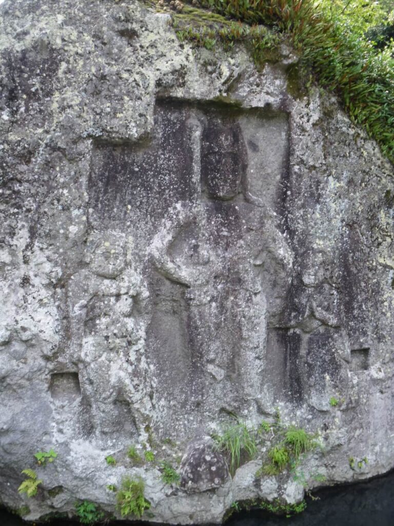 川中不動の不動明王像を間近で撮影した神聖な風景