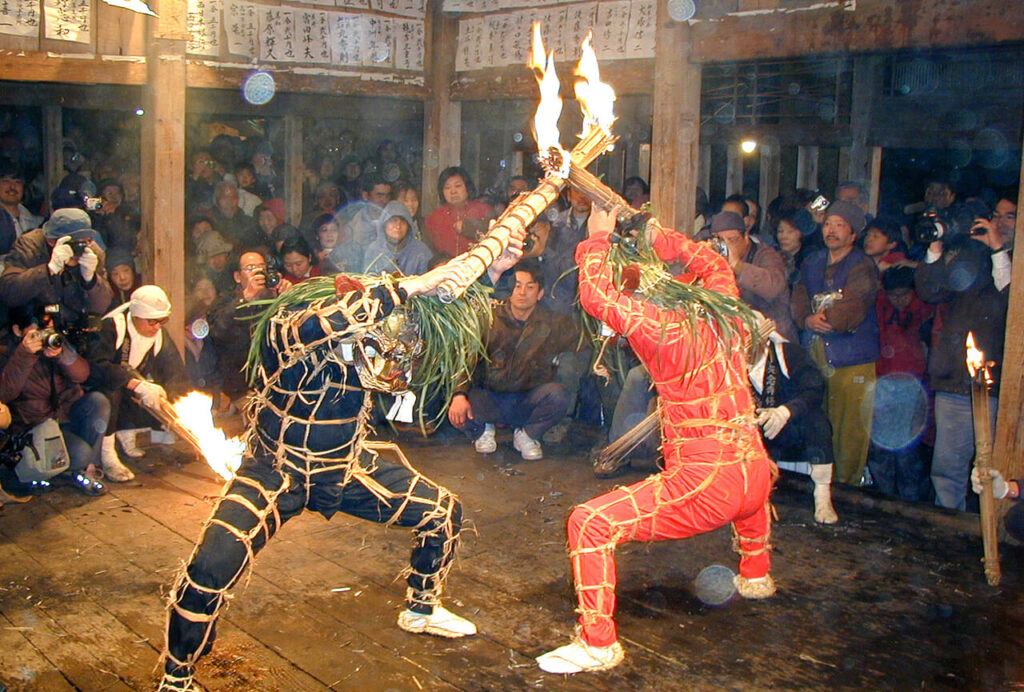 天念寺の修正鬼会で赤鬼と黒鬼が松明を持ち舞う全体風景