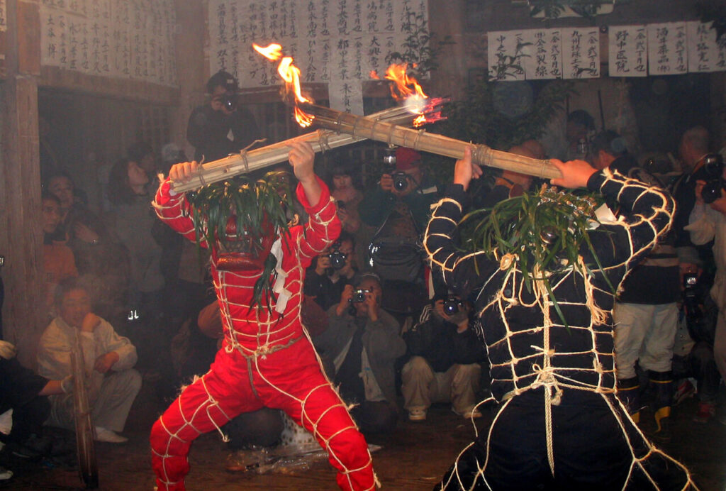 天念寺の修正鬼会で松明を持つ赤鬼と黒鬼の迫力ある姿
