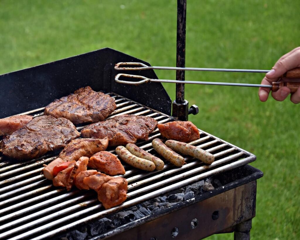 屋外BBQで肉を焼く様子 手ぶらで楽しめるアウトドア体験(イメージ画像)