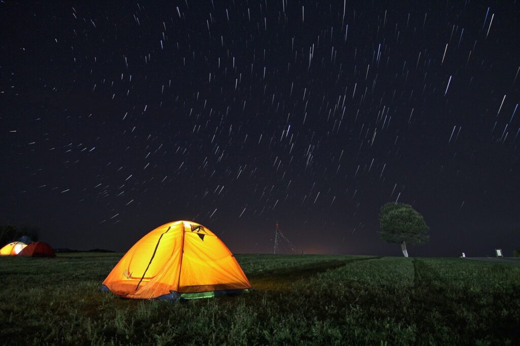 テントと満天の星空が広がる夜のキャンプ風景 うめキャンプ村の自然体験(イメージ画像)