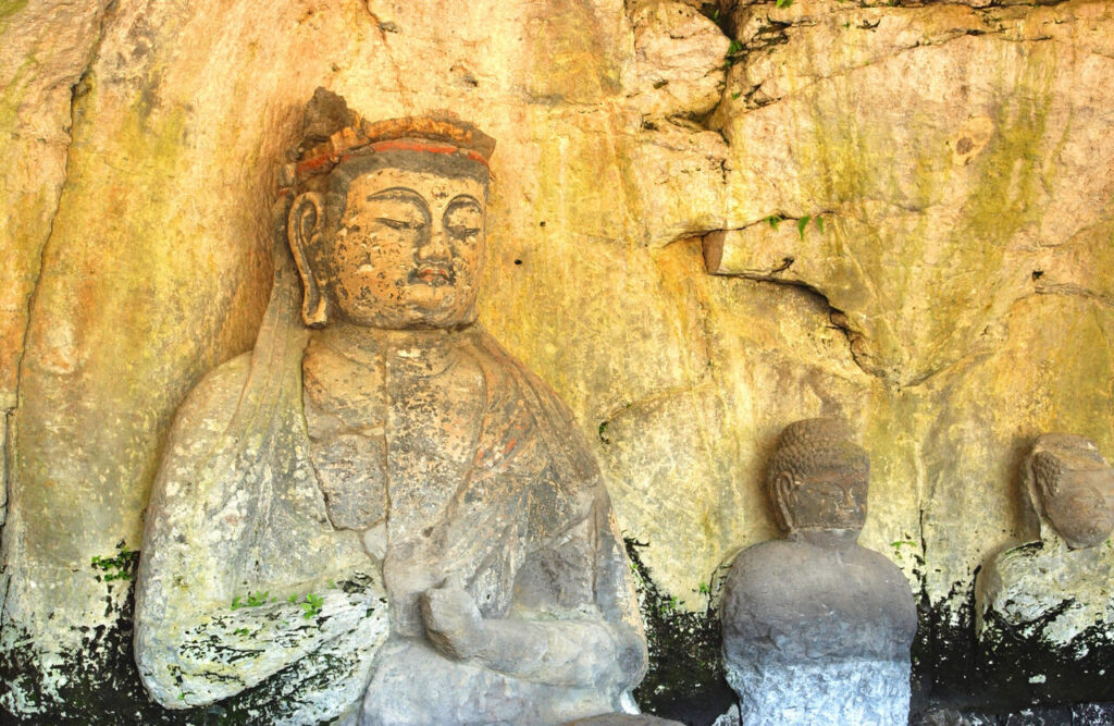 臼杵石仏 古園石仏と向かって左に並ぶ石仏群|国宝の磨崖仏全景