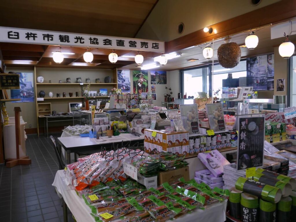 里の駅 石仏 店内の様子 地元野菜と特産品コーナー