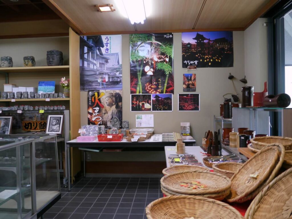 里の駅 石仏 お土産コーナー 地元特産品の販売風景