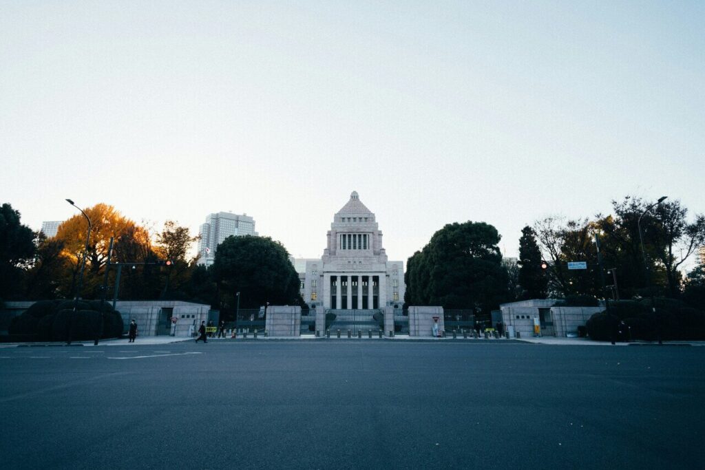 国会議事堂を遠景から捉えた外観、日本の政治を象徴する建物