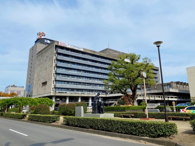 大分県庁の外観、行政の拠点となる建物の写真