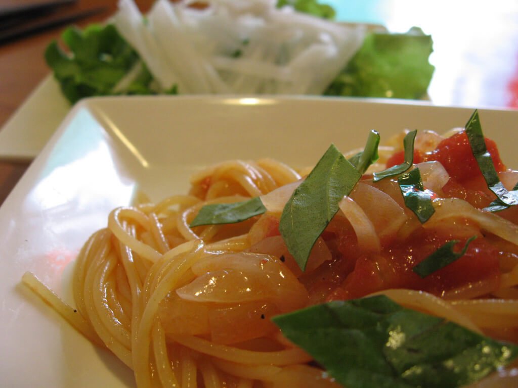 ビストロ甲丙モルト・ボーノの彩り野菜とバジルをのせたトマトソースパスタ