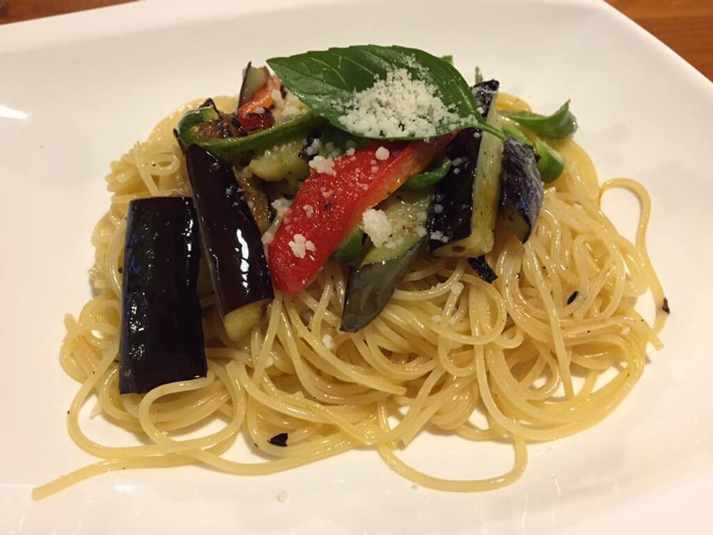 茄子と彩り野菜を合わせたトマトソースパスタ