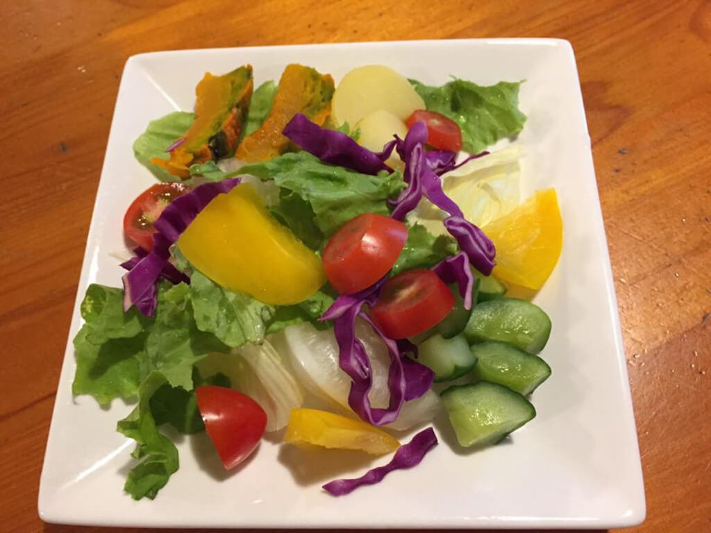 新鮮な彩り野菜のサラダ
