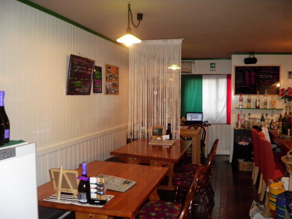 アットホームな雰囲気の店内テーブル席