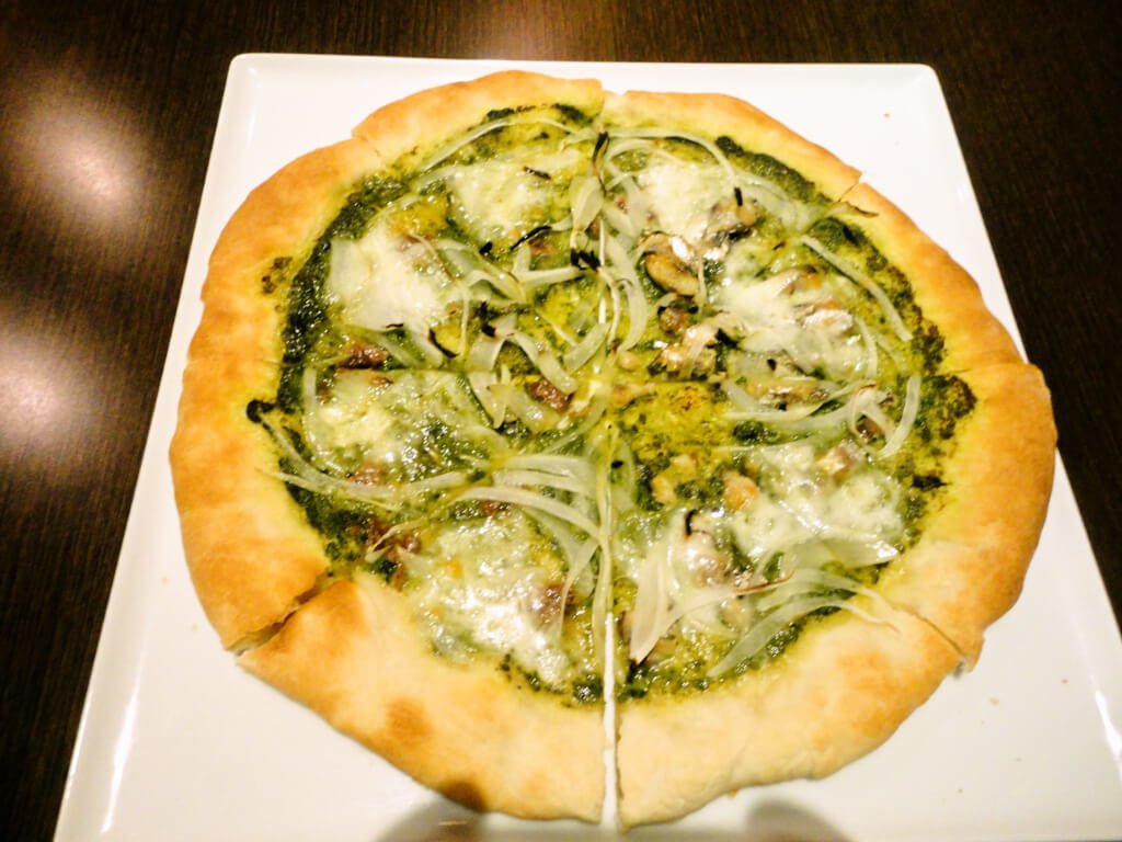佐伯産野菜を使ったジェノベーゼの白いピザ