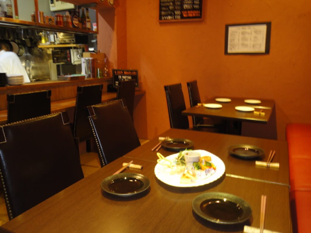 落ち着いた雰囲気のダイニングバーボルドー店内