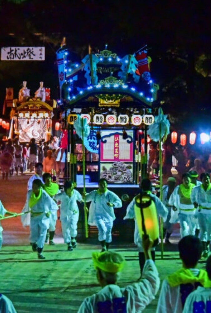 中津祇園の夜、灯りをともした山車を引く人々(闇無濱神社)