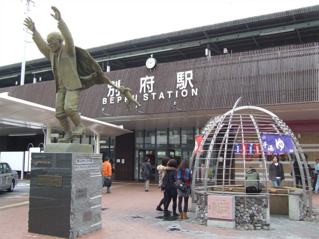 観光拠点となるJR別府駅の外観と油屋熊八の銅像