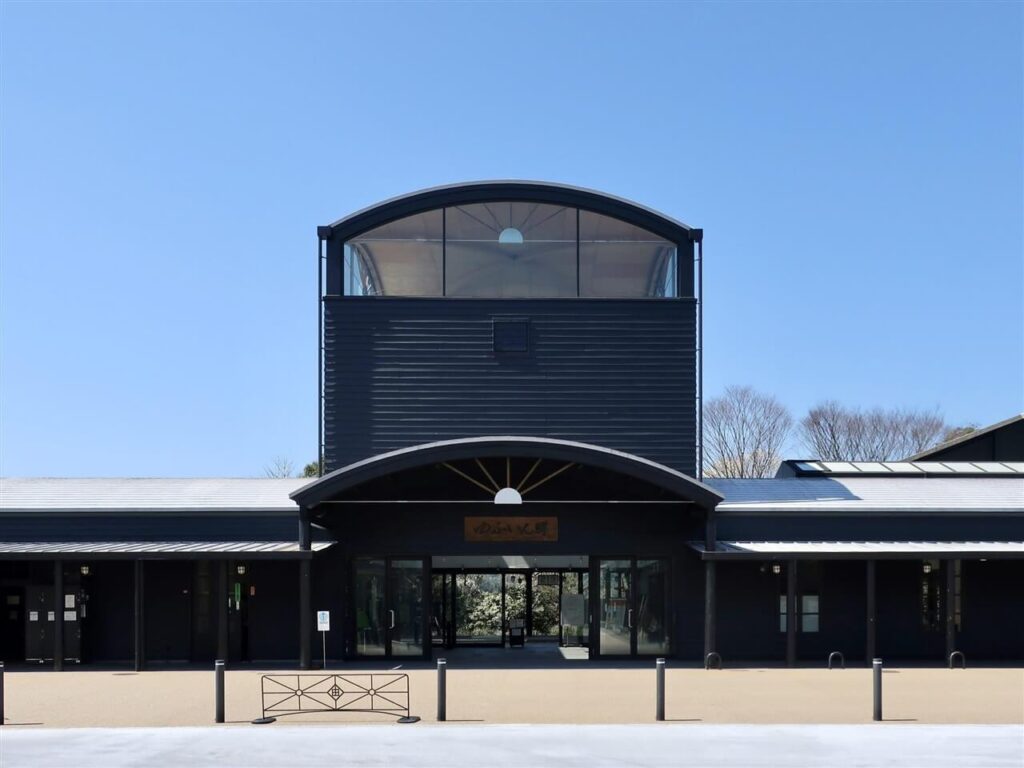由布院駅の外観。湯布院観光のスタート地点