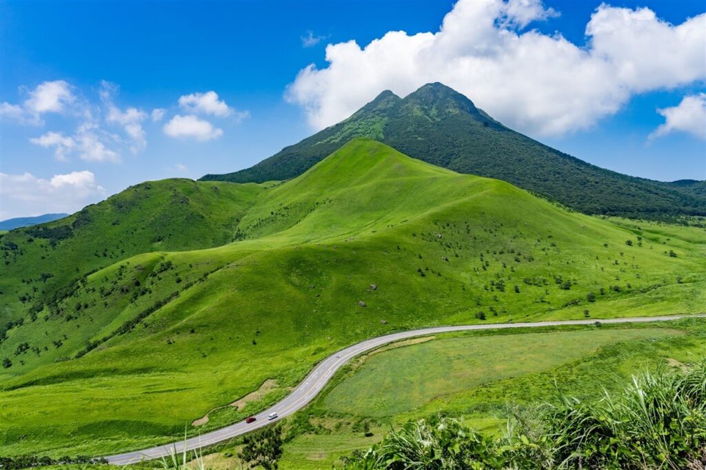 新緑に包まれた由布岳と湯布院の自然豊かな風景
