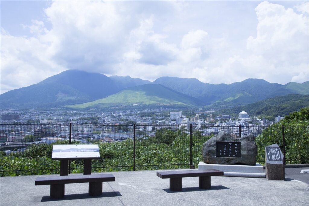 湯けむり展望台から望む別府の街並みと鶴見岳のパノラマビュー