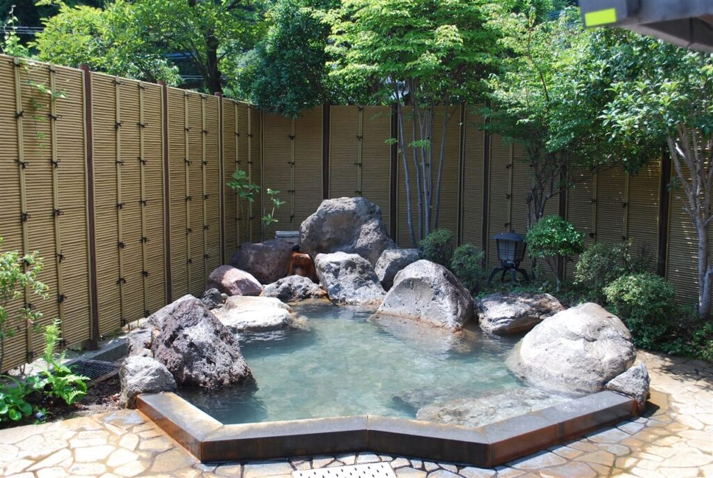 柴石温泉の情緒ある露天風呂。カップルにおすすめの別府温泉巡り