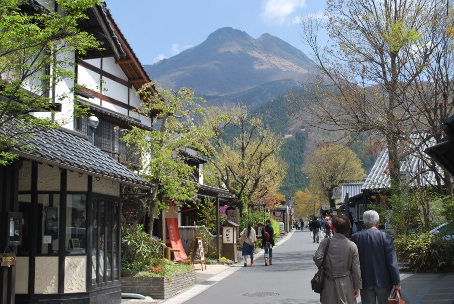 由布岳を望む湯の坪街道の散策風景