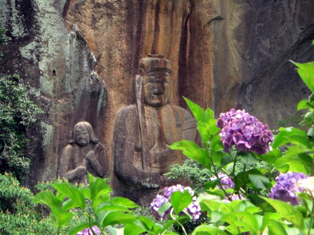 平安時代後期から鎌倉時代に守護の象徴として彫られた、紫陽花に彩られた普光寺の巨大な不動明王像