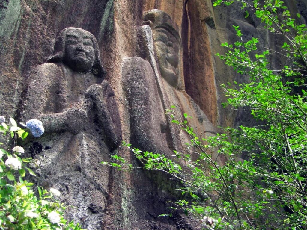 高さ約11メートルの圧倒的なスケールを誇る、真下から見上げた大迫力の普光寺不動明王像