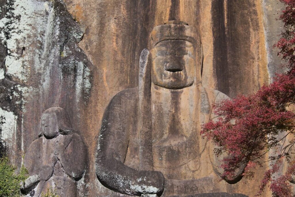 秋の観光シーズンには美しい紅葉が岩肌を彩る、凛とした表情を見せる普光寺磨崖仏の上半身