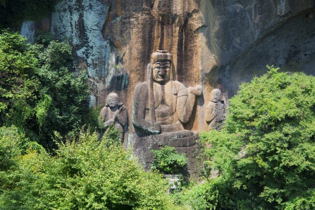 自然の大地と人々の祈りが重なる豊後大野ドライブのまとめ:爽やかな新緑の向こうに佇む普光寺磨崖仏
